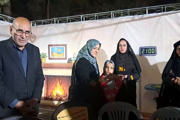 بازدید مدیرکل آموزش و پرورش یزد از غرفه‌های «فرهنگ‌سازی مصرف انرژی» 