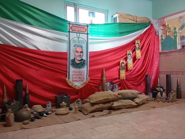جلوه‌هایی از انس و ارادت دختران دانش‌آموز مدرسه انقلاب اسلامی۲ قم به شهیدان