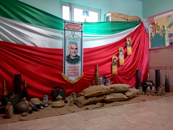 جلوه‌هایی از انس و ارادت دختران دانش‌آموز مدرسه انقلاب اسلامی۲ قم به شهیدان