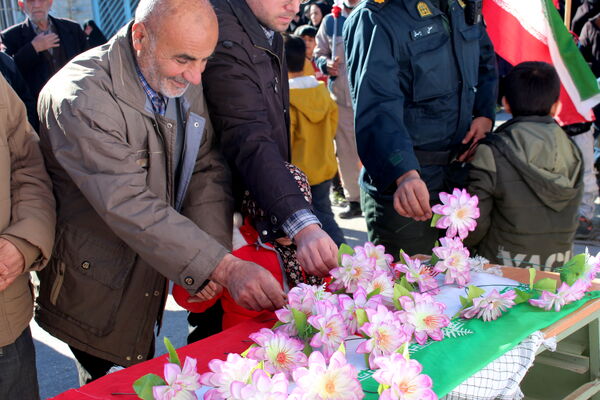 تمثال مبارک امام خمینی(ره) در شهر درق گلباران شد 
