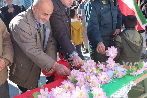 تمثال مبارک امام خمینی(ره) در شهر درق گلباران شد 