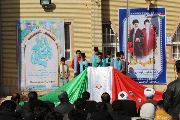 طنین زنگ انقلاب در هنرستان فارابی؛ آغاز شور و جشن دهه فجر در شهرستان سملقان