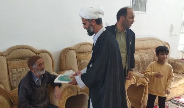 دیدار با خانواده شهدای دانش‌آموز در روستای بزنجرد شهرستان خلیل آباد