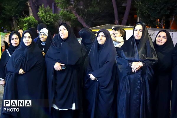 سوگواره شبانه دانش آموزان تبریز در تجمعات مردمی برای رهبر شهید