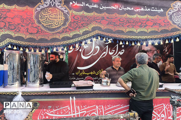 پذیرایی از زائران رضوی در مسیر بازگشت؛ خدمت بی‌منت در موکب «رهبر شهیدم»