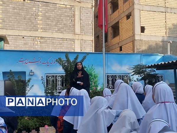 حضور مامور نیروی انتظامی در مدرسه و گفتگوی صمیمی با دانش آموزان و آگاهی بخشی درمورد مسائل امنیتی 