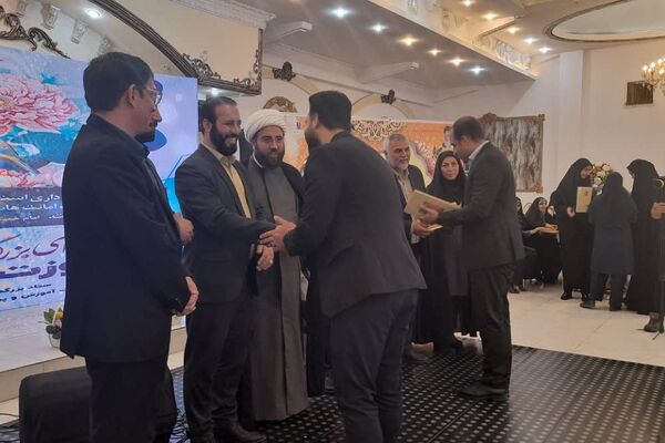 تجلیل از مدیران و معلمان نمونه مدارس غیردولتی شهرستان اسلامشهر 