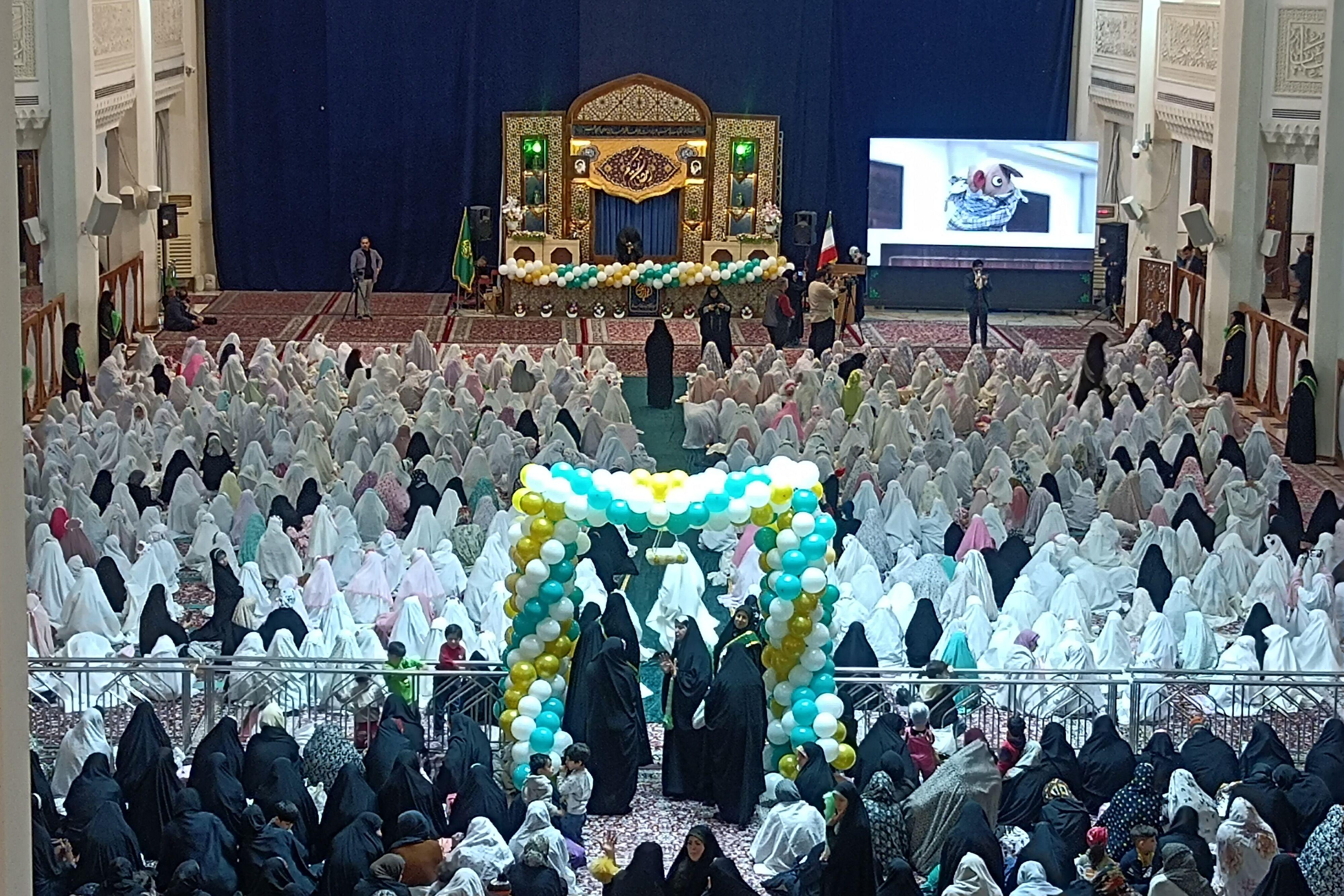 برگزاری جشن ۱۰۰۰ دانش‌آموز دختر روزه اولی در شیراز
