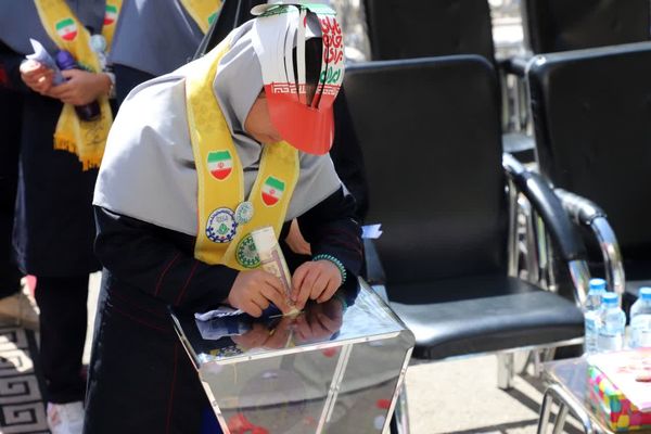 جشن عاطفه‌ها در دبیرستان ۱۳ آبان تبریز