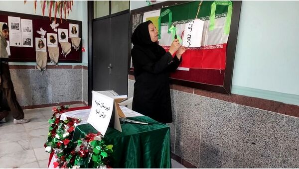 آذین‌بندی دهه فجر و نواخته شدن زنگ انقلاب در دبیرستان حضرت آسیه(س) حاجی‌آباد