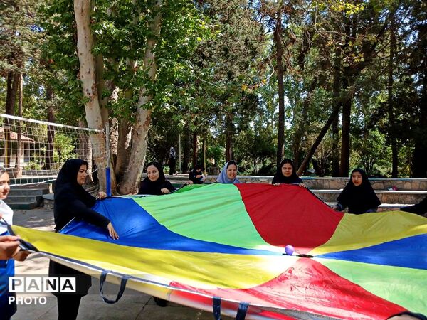 بدرقه پرانرژی هفتمی‌ها؛ از مدرسه تا اردوگاه باغرود