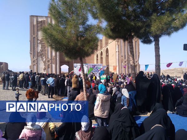 پیاده‌روی خانوادگی به مناسبت نیمه شعبان در روستای زوزن