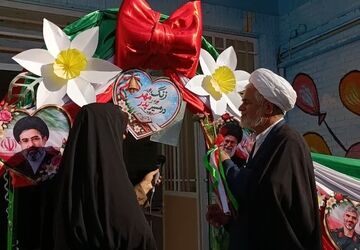 نواختن زنگ مهر با حضور پدر شهید والامقام جنگ رمضان در شهرستان میبد 