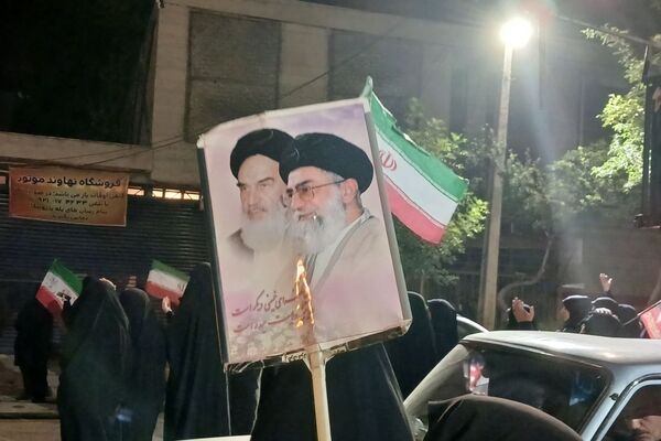 امشب نهاوندی ها پرچم ایران را به اهتزاز در آوردند