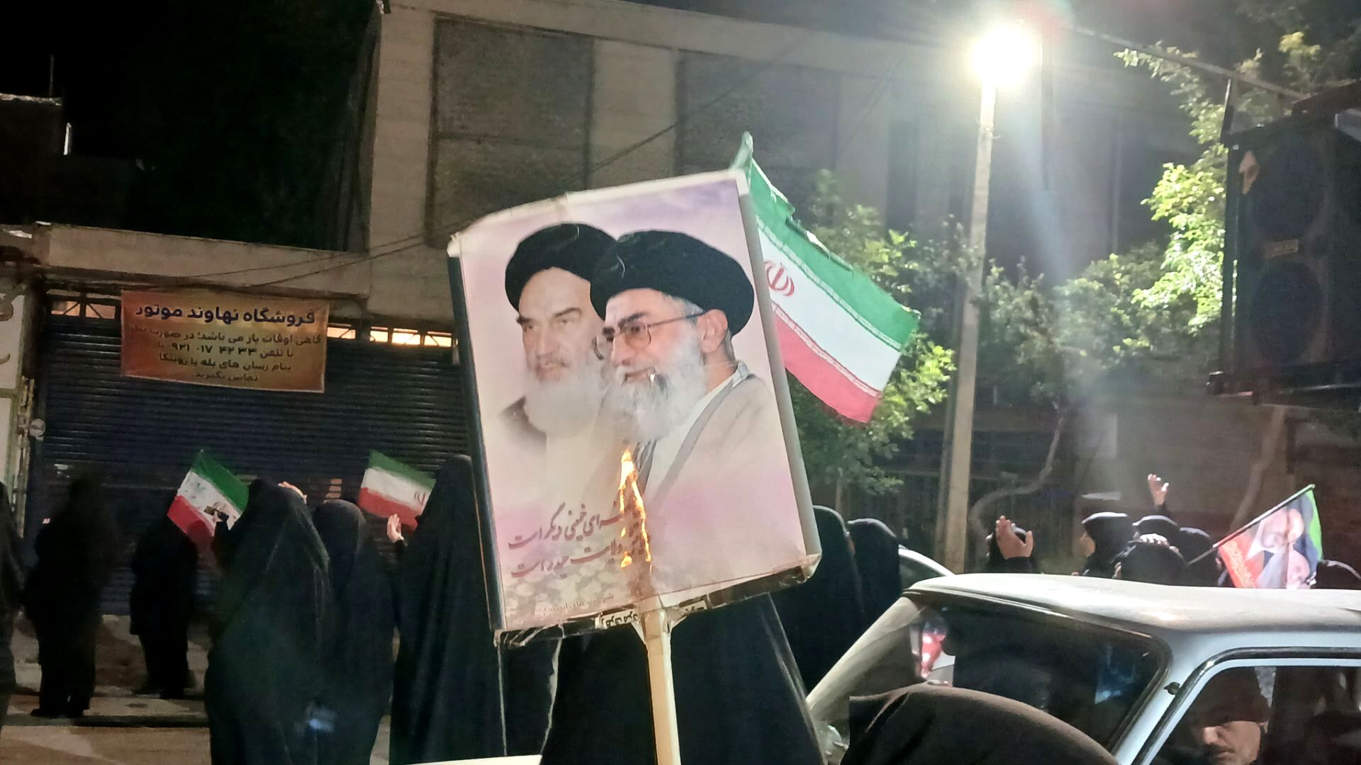امشب نهاوندی ها پرچم ایران را به اهتزاز در آوردند