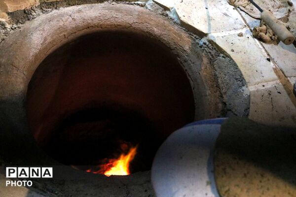 طبخ نان در تنورخانه سنتی ایران با حضور خانواده های شهدای جنگ رمضان