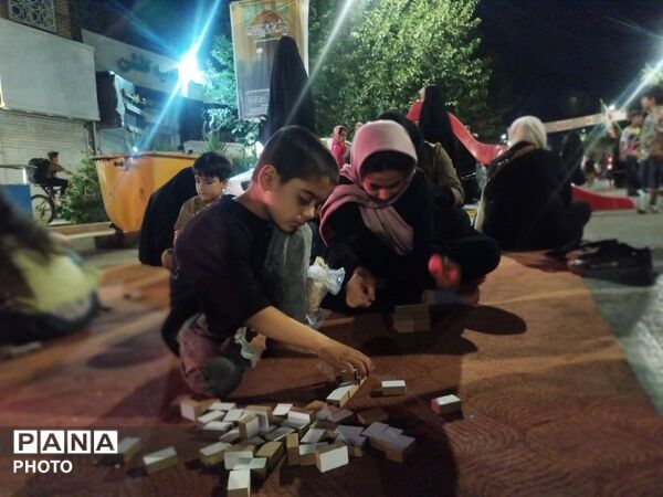 موکب فرهنگیان شبی دیگر در کنار کودکان