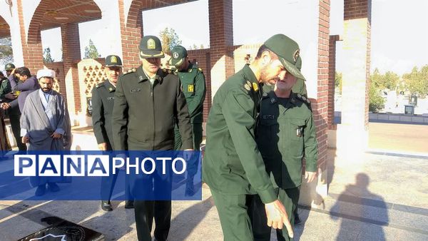 آغاز هفته بسیج دانش‌آموزی با غبارروبی مزار شهدای جوادالائمه توسط مسئولان و دانش‌آموزان بسیجی