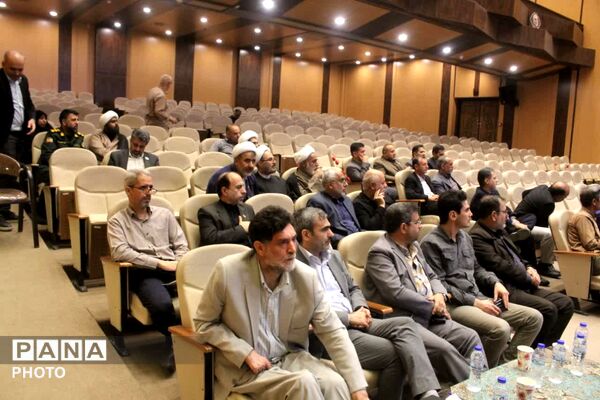 رونمایی از نخستین جلد دانشنامه دفاع مقدس استان قم
