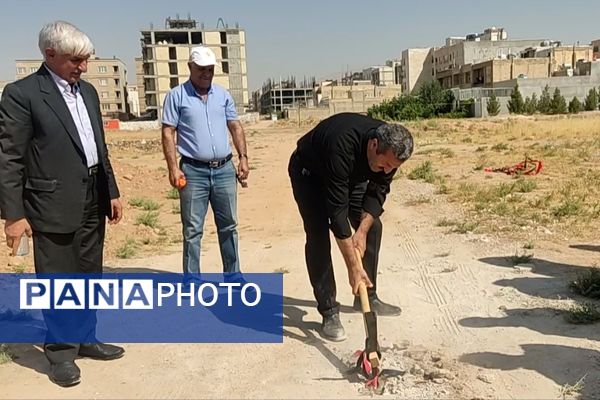 آیین کلنگ زنی مدرسه دوازده کلاسه در شهرک سبحان