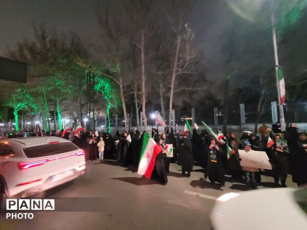 اجتماع دانش‌آموزان و فرهنگیان در هنرستان قندی