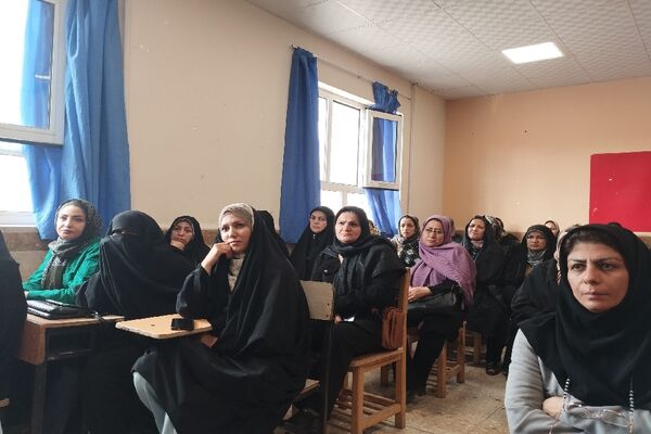 جلسه انجمن و اولیا در دبیرستان فاطمه آهنچی مشهد