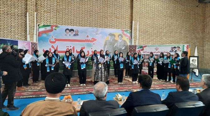 نواختن زنگ انقلاب در دبیرستان آرمیتا مصلی‌نژاد یاسوج