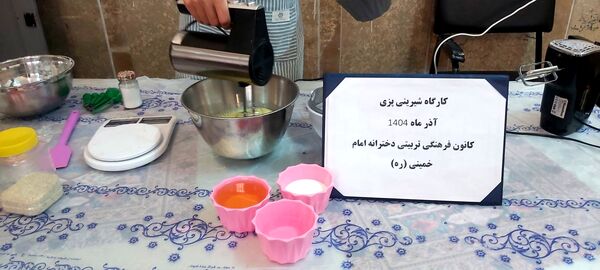 شیرینیِ دوستی اردوی دختران مهدیه در کارگاه شیرینی‌پزی کانون  امام خمینی(ره)