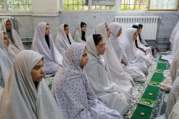حضور معاون پرورشی و فرهنگی وزارت آموزش وپرورش در نماز جماعت آموزشگاه الزهرا شیراز