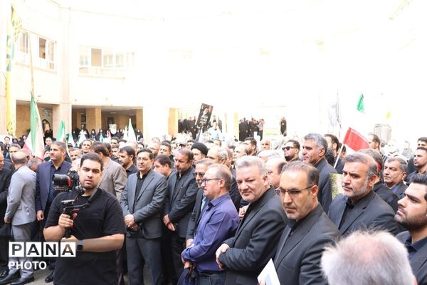 وداعِ تاریخی با «رهبر شهید ایران» از نگاه دوربین؛ تجلی بصیرت فرهنگیانِ «منطقه ۱۷» در مصلای تهران