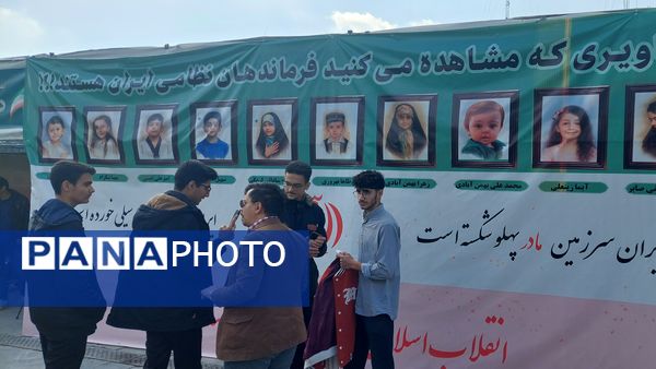 حضور پرشور دانش‌آموزان و اقشار مختلف مردم مشهد در راهپیمایی یوم‌الله ۱۳ آبان