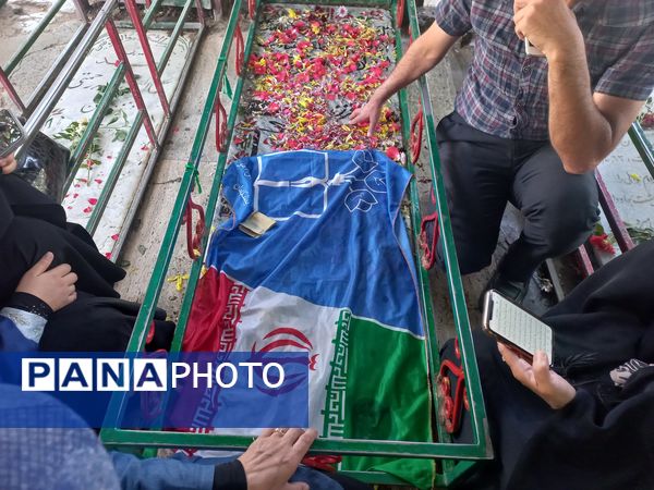 غبارروبی مزارشهدا توسط دانش‌آموزان منطقه ۱۳