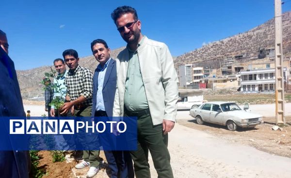 کاشت گل و گیاه در شهر منج، راهی برای احیای زمین