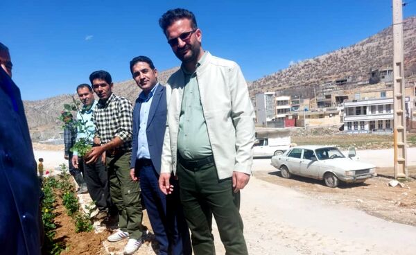کاشت گل و گیاه در شهر منج، راهی برای احیای زمین