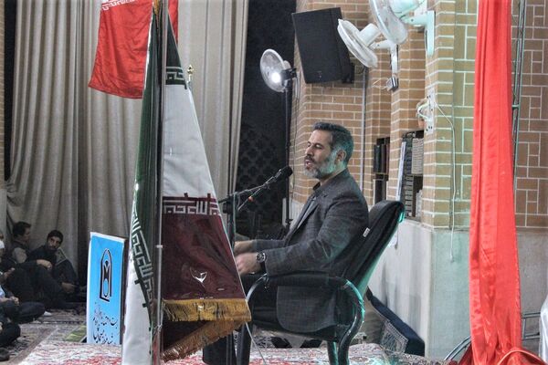 استقبال نوجوانان از غرفه‌های یادواره شهدای مسجد جامع قم