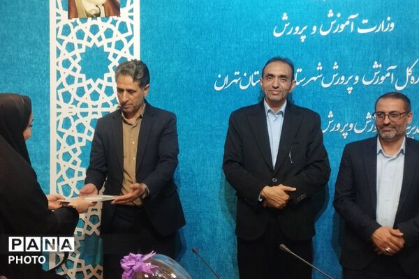 بزرگداشت هفته معلم و تقدیر از خدمات ارزنده مشاوران در بهارستان‌دو