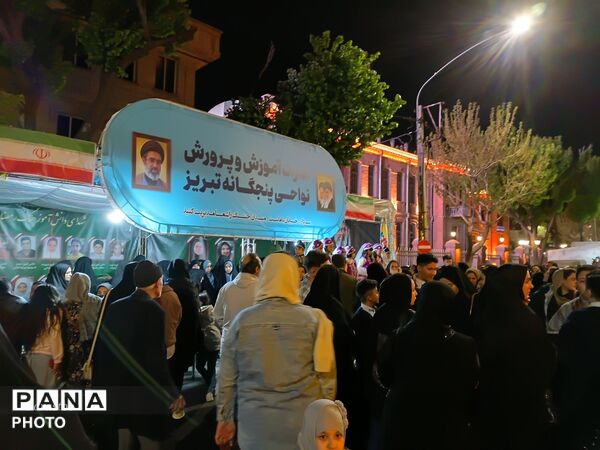 تجمعات شبانه میدان ساعت تبریز