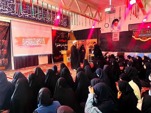 استقبال دانش‌آموزان‌ دبیرستان شاهد ریحانه‌النبی گناباد از پیکر مطهر شهید گمنام