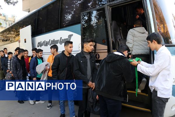 بدرقه دانش‌آموزان فعال عضو تشکل‌های دانش‌آموزی به مراسم دیدار با رهبر انقلاب