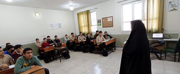 بازدید رئیس کارگروه آموزش متوسطه اداره آموزش و پرورش کاشمر‌ از دبیرستان میثاق
