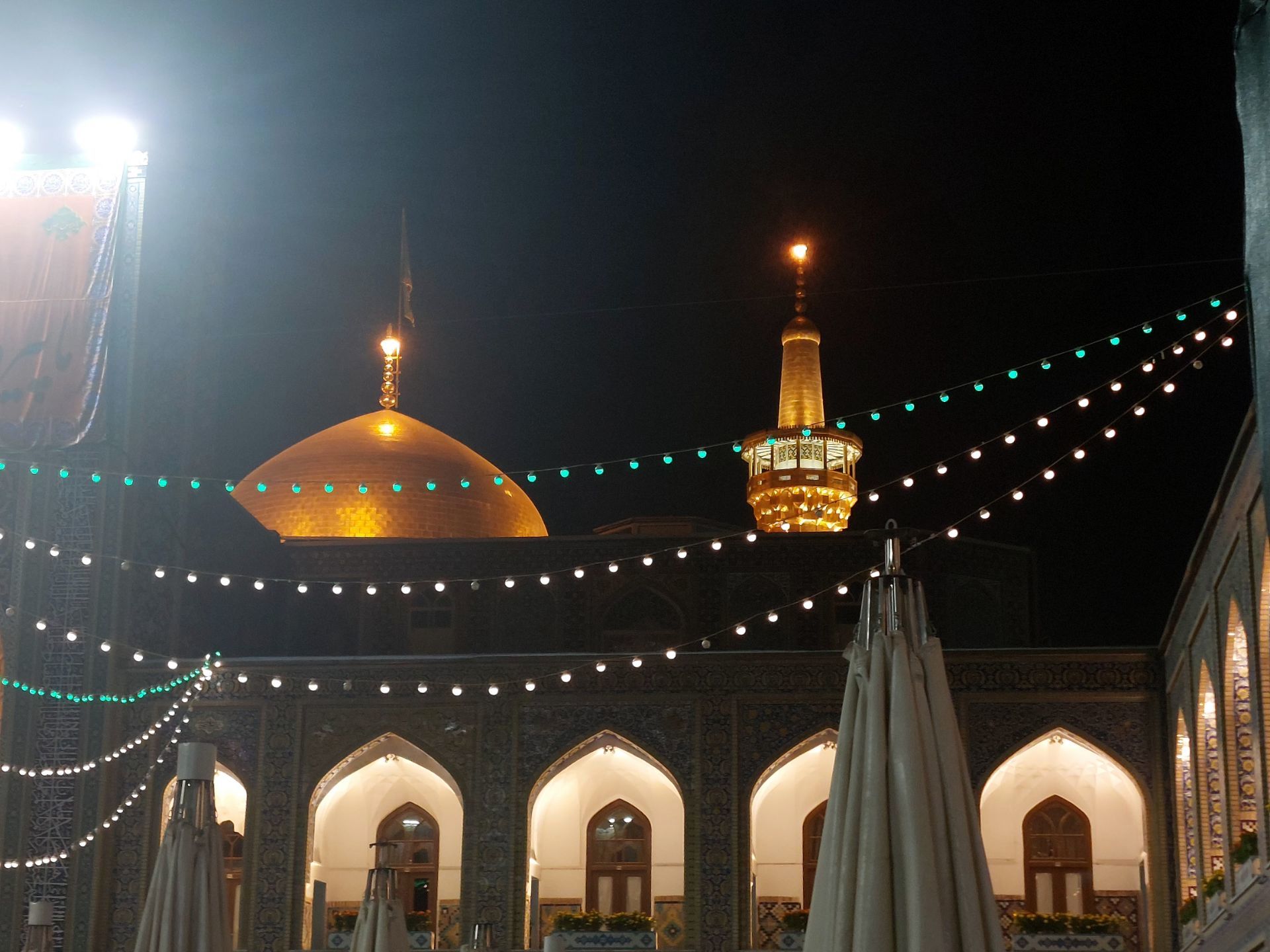 شکوه و سرور در بارگاه منور رضوی در شب ولادت پیامبر اعظم(ص)