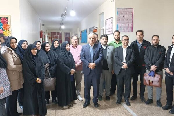 حضور سرزده مدیرکل آموزش و پرورش شهرستان‌های تهران در دبستان حافظ منطقه عباس آباد ناحیه یک شهرری
