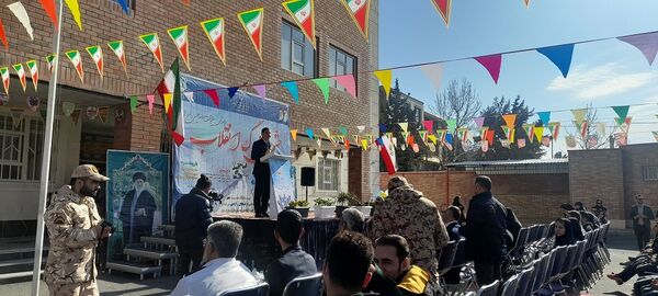 جشن انقلاب در دبستان ولی‌زاده ناحیه چهار کرج 
