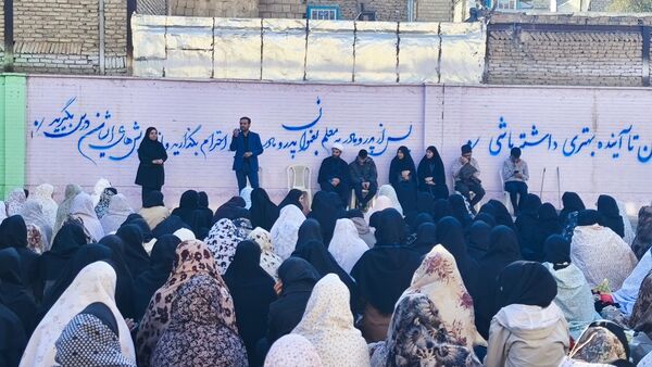 نماز جماعت باران در آموزشگاه شهید فتحی‌پور ناحیه یک شهرستان بهارستان