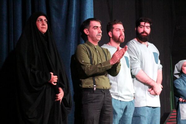 میتینگ برای نوجوانان  روی صحنه رفت