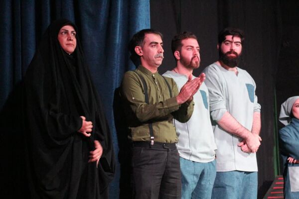 میتینگ برای نوجوانان  روی صحنه رفت