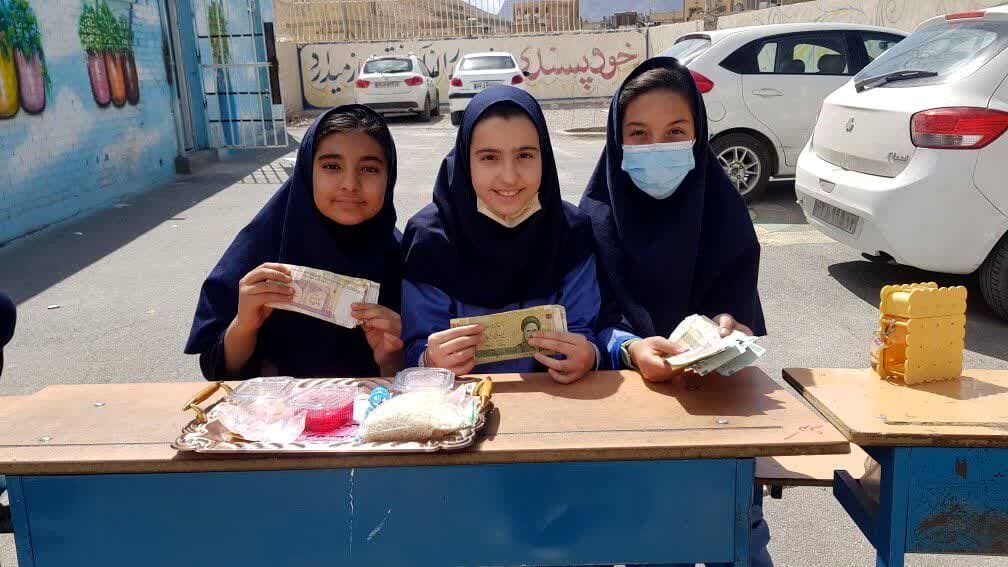 دانش آموزان پیربکران با دست سازه هایشان به یاری نیازمندان شتافتند
