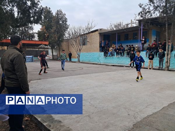 برگزاری مسابقه فوتبال گل کوچک درون مدرسه‌ای به‌مناسبت دهه فجر دبیرستان  پژوهش آشخانه 