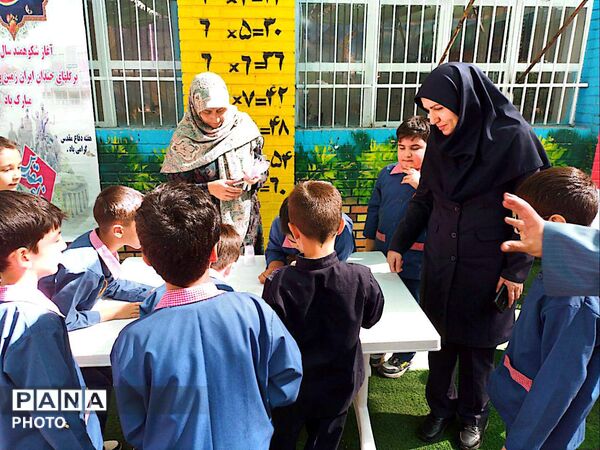 جشن آغاز سال تحصیلی و «روز پرچم» در مدرسه معراج منطقه ۱۰ تهران