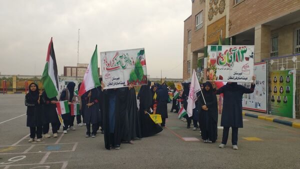 حضور دانش‌آموزان ملاردی در راهپیمایی روز سیزده آبان 